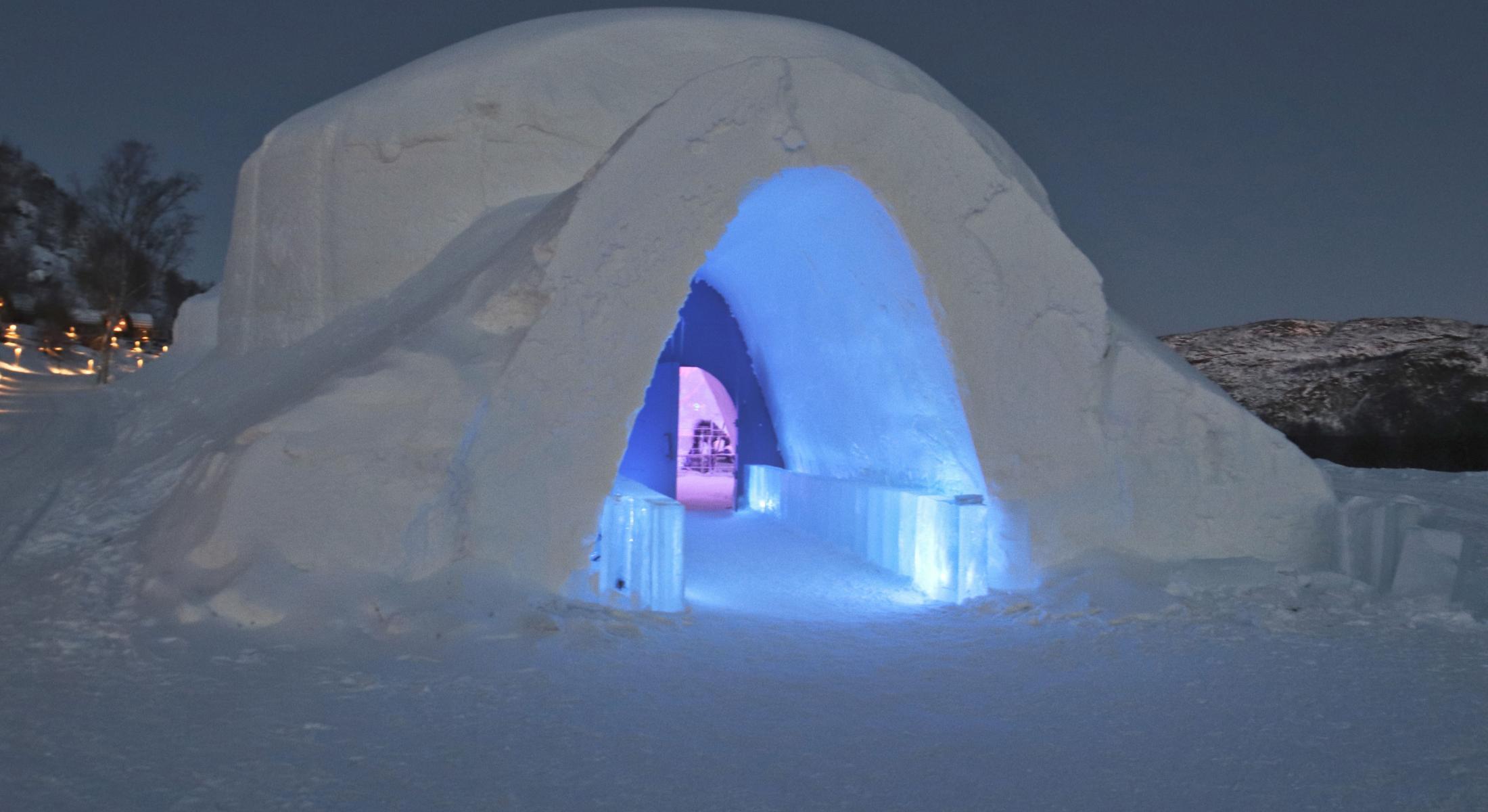 Kirkenes snowhotel iglo ice hotel