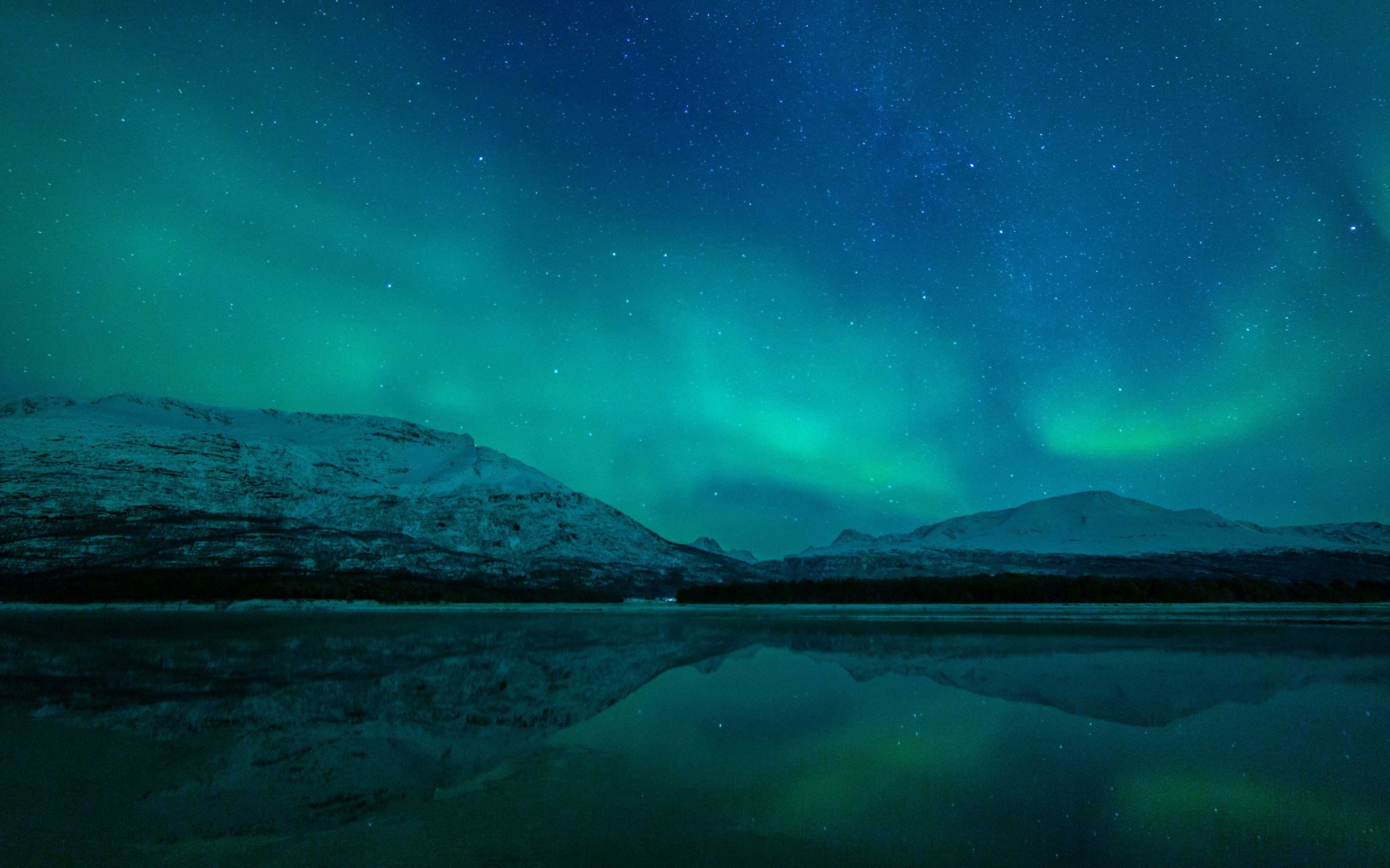 Tromsø, northern lights reflecting water mountains