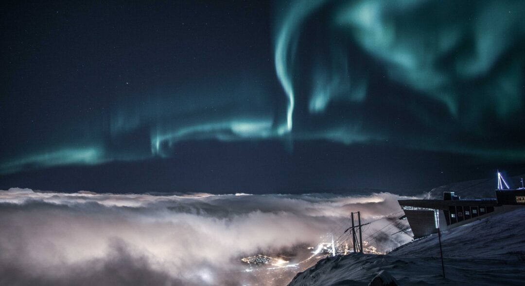 Amazing Northern Lights Evening at the Fjellheisen Mountain Station